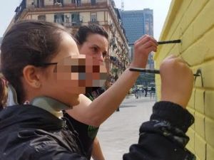 Noemi, la bambina ferita dalla camorra per i suoi 11 anni dipinge un murale in piazza Nazionale, luogo dell'agguato