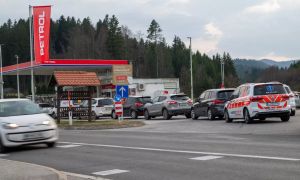Zaradi povečanega povpraševanja ponekod še vedno občasno zmanjka goriva