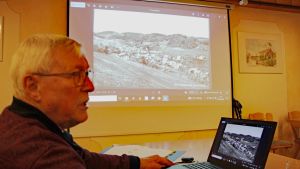 Anton Dienstberger führt die Zuhörer durch die Geschichte von Laushein