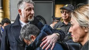 Il ministro Giuli dalla Prefettura: «Il Mic acquisirà i locali del teatro Sannazaro»