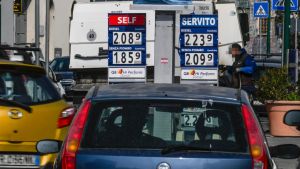 Benzina, la nuova mappa dei prezzi. Ora le compagnie più care frenano la corsa al rialzo