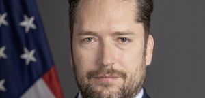 Bolsonaro recebe assessor de Trump, enquanto sua defesa tenta ganhar tempo no STM