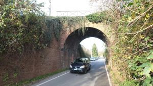 Lanciavano sassi dal ponte contro le auto: nei guai tre ragazzini di 13 anni