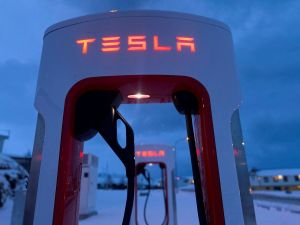 Tesla (TSLA) Shares Rise More Than 1% Amid Strong China Sales Data and Analyst Optimism