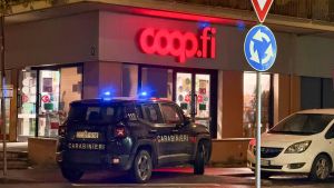 “Quell’uomo mi molesta”. Si rifugia dentro la Coop, cassiera salva ragazzina