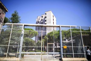 Follia a Livorno, massacra di botte la compagna incinta e le rompe uno zigomo: arrestato