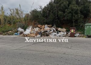 Ακόµα µία χωµατερή στην άκρη του δρόµου