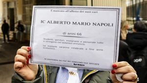 Napoli, manifesti funebri all'istituto comprensivo 