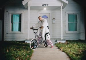 Le Vans Authentic compiono 60 anni e tornano con la campagna “Off The Wall” con SZA e Travis Barker