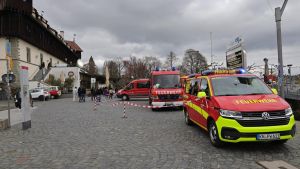 Feuerwehrleute sind am Konstanzer Hafen und am Seerhein im Einsatz. Was ist passiert?
