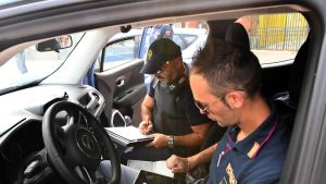 In 430 nel locale, ma la capienza era di 250. Sospesa l’attività