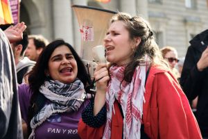 Kufiyas verboten: Kein Feminismus ohne Palästinasolidarität