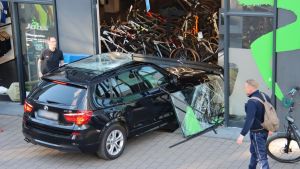 Plötzlich steht ein Auto im Verkaufsraum: BMW kracht durch Schaufensterscheibe