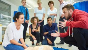 Elena, la studentessa che ha salvato la vita a una donna sul bus. “Massaggio cardiaco provvidenziale”