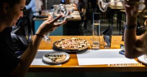 Η ναπολιτάνικη πίτσα του Σταύρου Τσάμη στη Φωκίωνος Νέγρη