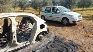 Auto incendiata e rifiuti abbandonati: scoperta discarica abusiva in contrada Bella Griffi