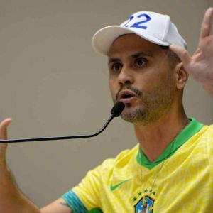 Senador Cleitinho no centro da artilharia