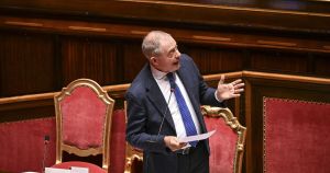 La destra fa slittare il dl Bollette (e il taglio delle accise). Scintille Urso-Renzi |