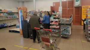 Il piccolo supermercato si arrende. L’ultimo giorno del ‘Colzi’
