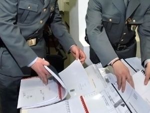Maxi frode fiscale nel settore informatico, sequestro da 32 milioni e 64 indagati