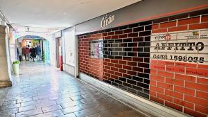 Udine, il centro storico perde 163 negozi: «Il Comune finanzi nuove aperture, ma serve rigenerazione»