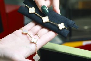 Золото «от бывших» оседает в ломбардах: деньги россиянкам дороже воспоминаний