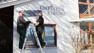Vom Kirchenraum zum Lager: Handwerker belebt frühere Kirche neu