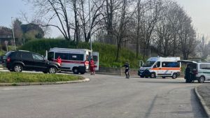 Merate, sedicenne perde il controllo della moto e investe tre ragazzi che stanno andando a scuola
