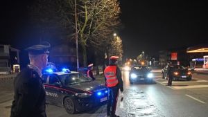 Arzano, due carabinieri aggrediti e feriti durante