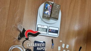 Drone si incaglia nell'albero e perde carico: droga e cellulari. A Poggioreale detenuto sorpreso con una 