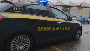 Carrara, truffa del finto maresciallo a un’anziana: arrestati due giovani, recuperati 350 grammi d’oro