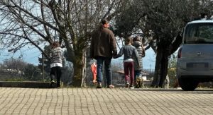 Famiglia nel bosco: buttare i bambini con l’acqua sporca (Video)