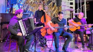 Mit Leichtigkeit, Rhythmus und Leidenschaft: Das Quartett Manouche begeistert in der Färbe