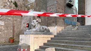 Grosso masso distaccato dal colonnato al Plebiscito, c'è l'ipotesi dell'atto vandalico