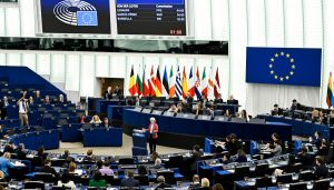 Støre må sitte i resepsjonen og vente på resultatet