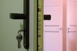 «70 тысяч только за попытку»: россияне не могут попасть в свои квартиры в Болгарии