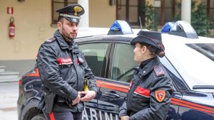 Truffano un’anziana fingendosi carabinieri: arrestati dopo inseguimento sull’A1