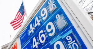 Ayatollaher frygter bomber. Trump frygter benzinstationer