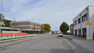 Bauprojekte schreiten voran: So steht es um die Sanierungen der Achdorfer Straße und der Stadtbibliothek