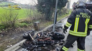 Schianto devastante sulla Marecchiese: la moto prende fuoco dopo l'impatto, morto il centauro