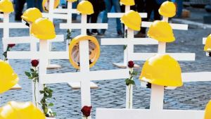 Caserta, giovane operaio precipita da un balcone senza ringhiera e muore. Lavorava senza contratto