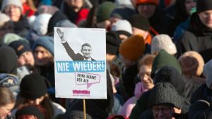 Zweifelhafte Strafen für das Verwenden von Nazi-Kennzeichen : Was alles für „Deutschland erwache“ gehalten werden kann