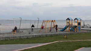 Marina Julia si fa bella per l’estate, ma resta a corto di negozi e servizi