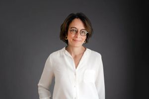 Largement considéré comme l’acte démocratique par excellence, le vote montre pourtant ses limites : la majorité peut se tromper, être manipulée, ou léser les plus fragiles, relève Marie Grand. D’où l’urgence à ses yeux de défendre la délibération et l’État de droit, remparts contre les dérives majoritaires.