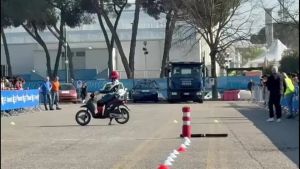 Ecco cosa succede quando un'auto travolge un motorino