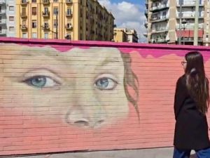Napoli abbraccia Noemi: inaugurato il murales della rinascita della bimba che fu ferita da un colpo di pistola