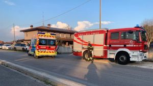 Resta schiacciato sotto il macchinario usato per triturare erba e arbusti: morto un uomo di 55 anni