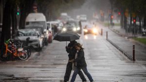 La llegada de un frente provocará un desplome de las temperaturas, lluvia, nieve y viento durante el fin de semana en Catalunya