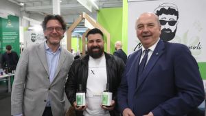 Inaugurato Olio Capitale a Trieste, tra gli stand l’influencer Monopoli e l’attrice Buscemi