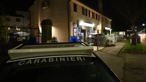 Accoltella alle spalle il compagno in casa durante la lite: fermata